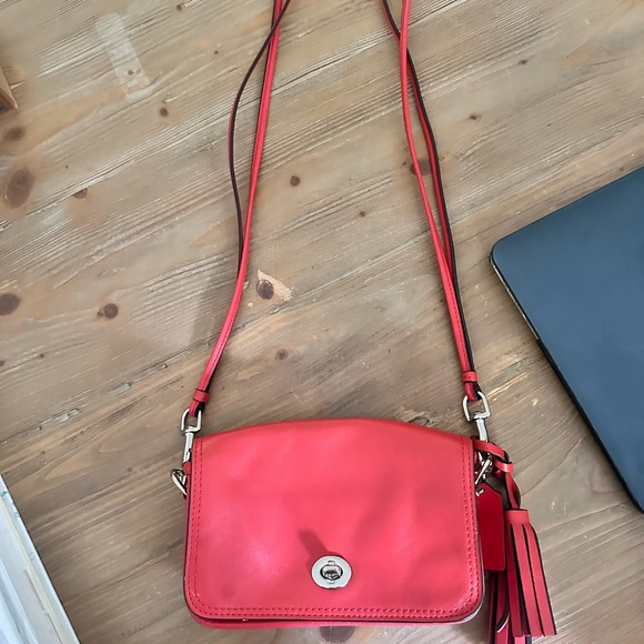 Red Coach Crossbody bad measures 9.5 x 5.75 x 2 - Picture 5 of 5